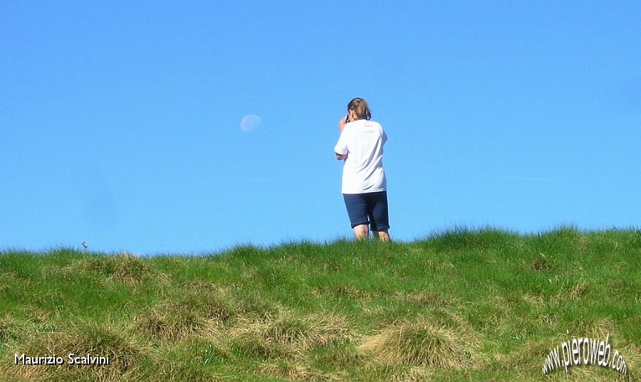 18 In vetta. Guarda che Luna.JPG